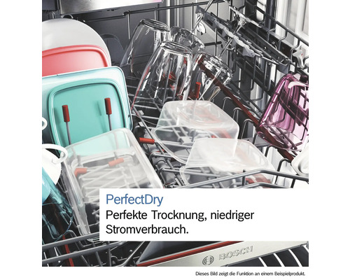 Geschirrspüler mit Geschirr und dem Bosch Logo