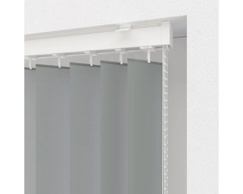 Vertikaljalousie mit Lamellen und Bedienkette zur Fensterdekoration