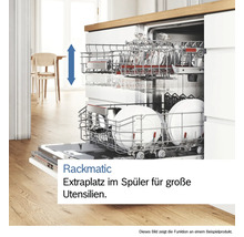 Geöffneter Geschirrspüler mit beladenen Geschirrkörben und Rackmatic Funktion
