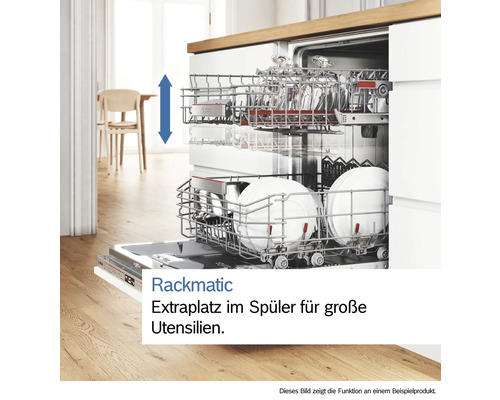 Geöffneter Geschirrspüler mit beladenen Geschirrkörben und Rackmatic Funktion