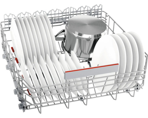 Geschirrspülerkorb mit Geschirr und Kochtopf