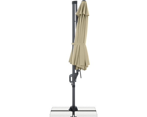 Geschlossener Ampelschirm mit Ständer für den Gartenbereich