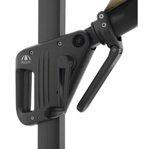 Detailaufnahme eines Kurbelmechanismus an einem Sonnenschirmmast mit Doppler Logo.