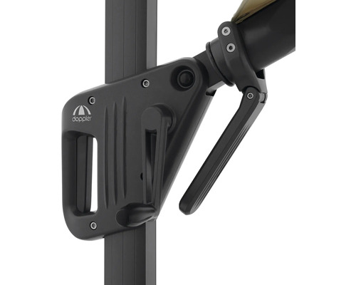 Detailaufnahme eines Kurbelmechanismus an einem Sonnenschirmmast mit Doppler Logo.