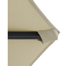 Detailansicht eines Gartenschirms mit schwarzem Gestell und Schirmbespannung