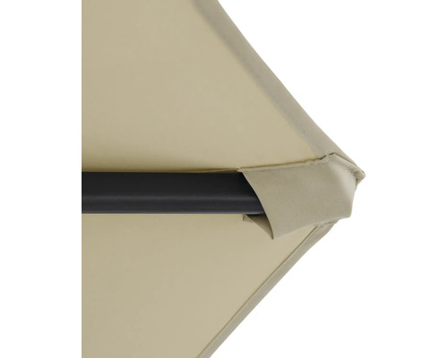 Detailansicht eines Gartenschirms mit schwarzem Gestell und Schirmbespannung