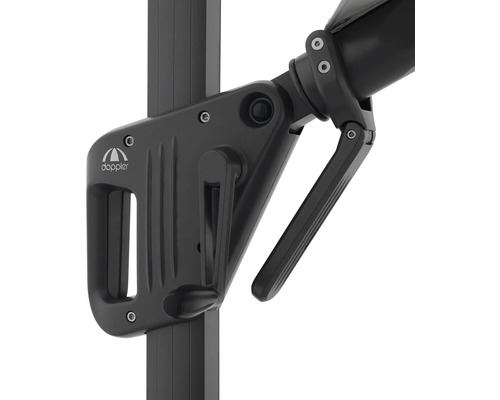 Detailaufnahme des Doppler Logos und der Kurbel eines Sonnenschirms