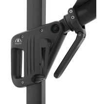 Detailaufnahme eines Sonnenschirmmechanismus mit Kurbel und Doppler Logo.