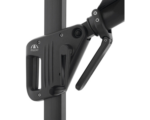 Detailaufnahme eines Sonnenschirmmechanismus mit Kurbel und Doppler Logo.