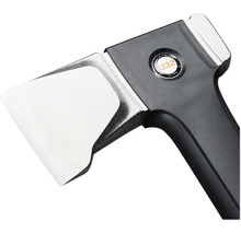 Axt mit schwarzem Griff und silberfarbener Klinge