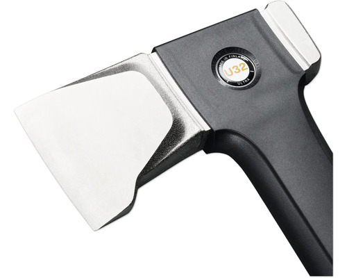 Axt mit schwarzem Griff und silberfarbener Klinge