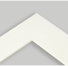 Detailansicht eines weißen Bilderrahmenprofils