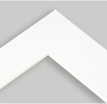 Detailansicht eines weißen Bilderrahmenprofils