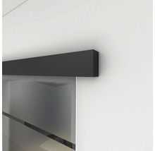 Detailaufnahme einer Schiebetür mit dunkler Laufschiene an einer Wand