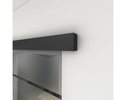 Detailaufnahme einer Schiebetür mit dunkler Laufschiene an einer Wand