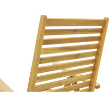 Detailansicht der Rückenlehne eines Holzgartenstuhls mit horizontalen Latten