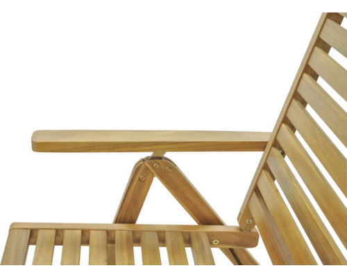 Detailansicht eines Gartenstuhls aus Holz