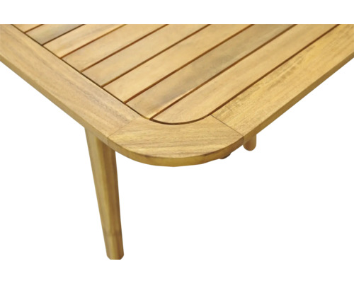 Detailansicht einer Holzgartentischplatte mit abgerundeten Ecken und Tischbein