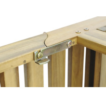 Detailansicht eines Holzrahmens mit Metallverbindungsstück und Schrauben