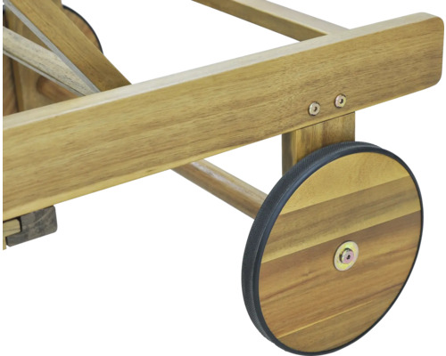 Detailaufnahme eines Holzrollwagens mit Rädern