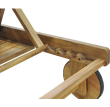 Detailaufnahme eines hölzernen Liegestuhls mit Rädern