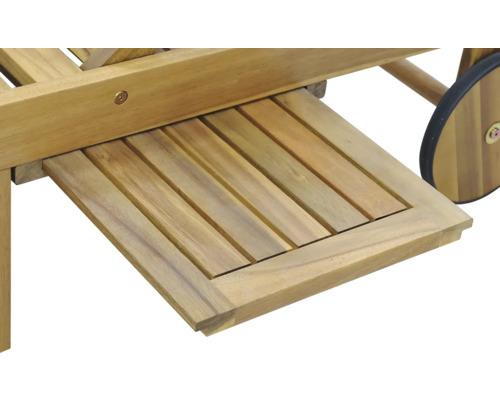 Detailansicht einer Holzliege mit Ausziehtisch