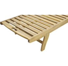 Detailansicht einer Holzgartenliege mit Lattenrost.