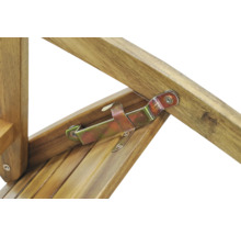 Detailaufnahme eines Holzstuhls mit Metallbeschlag