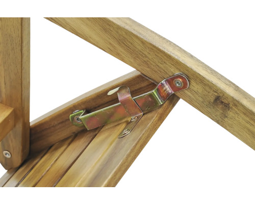 Detailaufnahme eines Holzstuhls mit Metallbeschlag