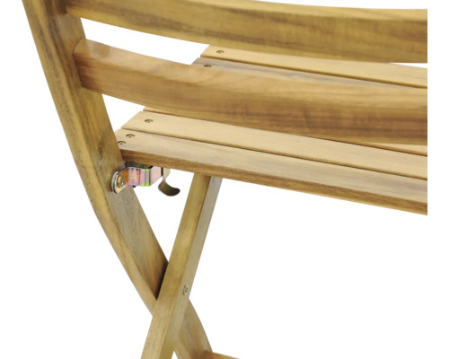 Detailansicht eines Holzstuhls mit Klappmechanismus