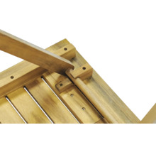 Detailansicht der Unterseite eines Holzgartentisches mit Schrauben