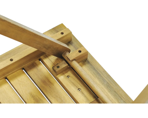 Detailansicht der Unterseite eines Holzgartentisches mit Schrauben