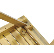 Detailansicht eines Holzgartentisches mit Gestell