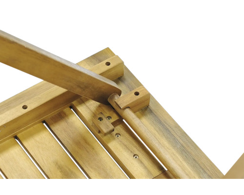 Detailansicht eines Holzgartentisches mit Gestell