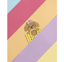 Dekorative Papierbastelarbeit eines Pudels mit Schleife hinter einem Gitter