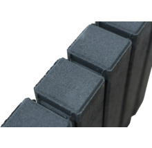 Reihe grauer Pflastersteine