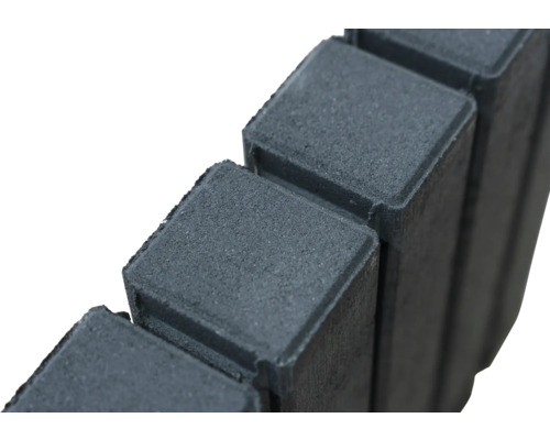 Reihe grauer Pflastersteine