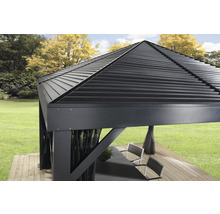 Detailansicht eines Pavillons mit Metalldach und Vorhängen auf einer Holzterrasse