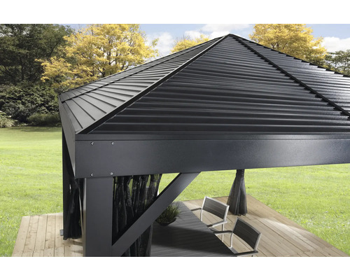 Detailansicht eines Pavillons mit Metalldach und Vorhängen auf einer Holzterrasse