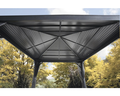 Innenansicht eines Pavillons mit Metalldach