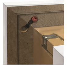 Detailansicht eines Möbelstücks mit Beschlägen