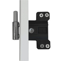 Detailansicht eines schwarzen Türbandes an einem weißen Rahmen