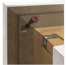 Detailansicht eines Möbelstücks mit Beschlägen und Verbindungselementen.