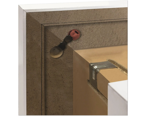 Detailansicht eines Möbelstücks mit Beschlägen und Verbindungselementen.