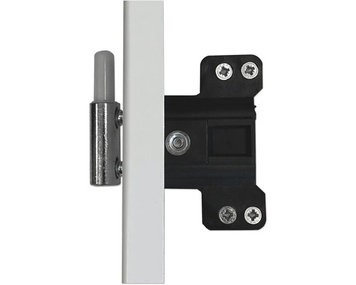 Detailansicht eines Fensterbeschlags zur Befestigung am Fensterrahmen