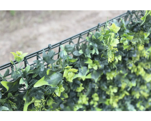 Sichtschutzzaun mit grünen Blättern aus Kunststoff