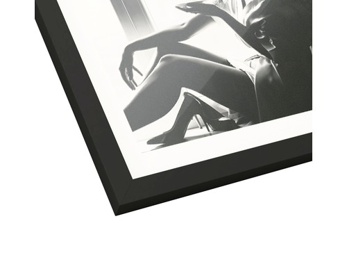 Schwarz-weißes Bild einer Frau mit Pumps in einem Rahmen