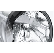 Innenansicht einer Waschmaschinentrommel aus Edelstahl mit Löchern