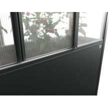 Detailansicht eines Gewächshauses mit Polycarbonatplatten und einem dunklen Rahmen