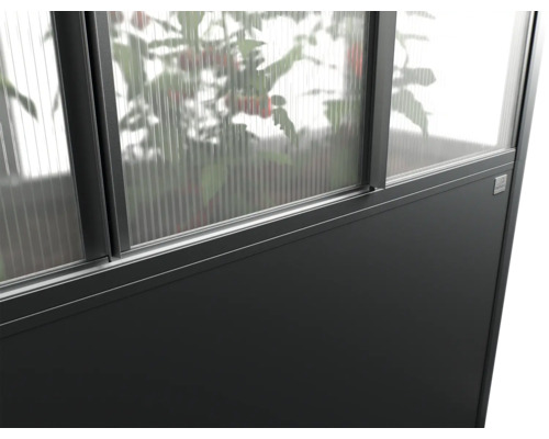 Detailansicht eines Gewächshauses mit Polycarbonatplatten und einem dunklen Rahmen
